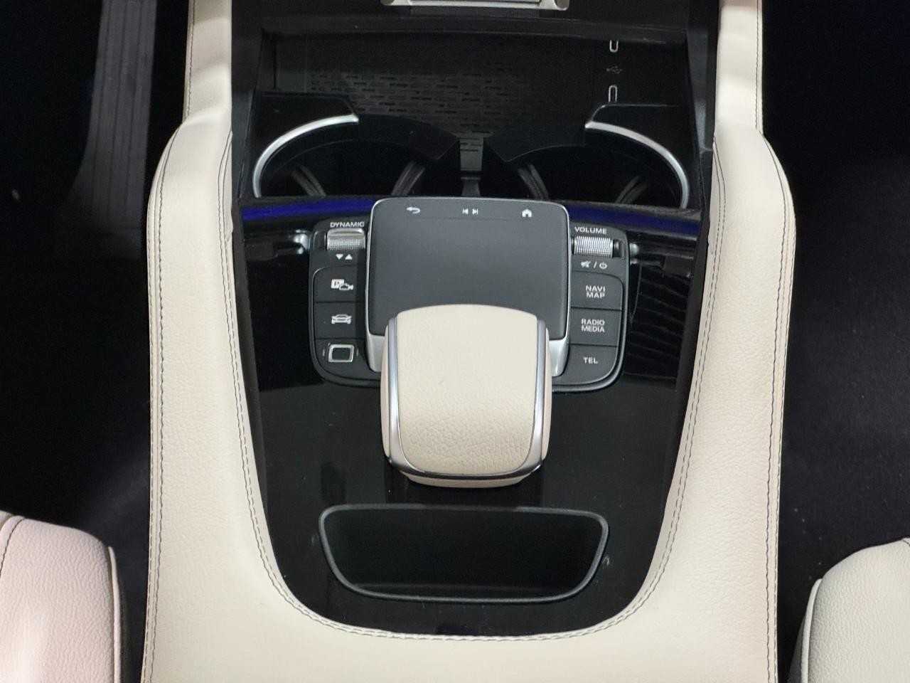 Mercedes-Benz GLE Vehicle Full-screen Gallery Image 16