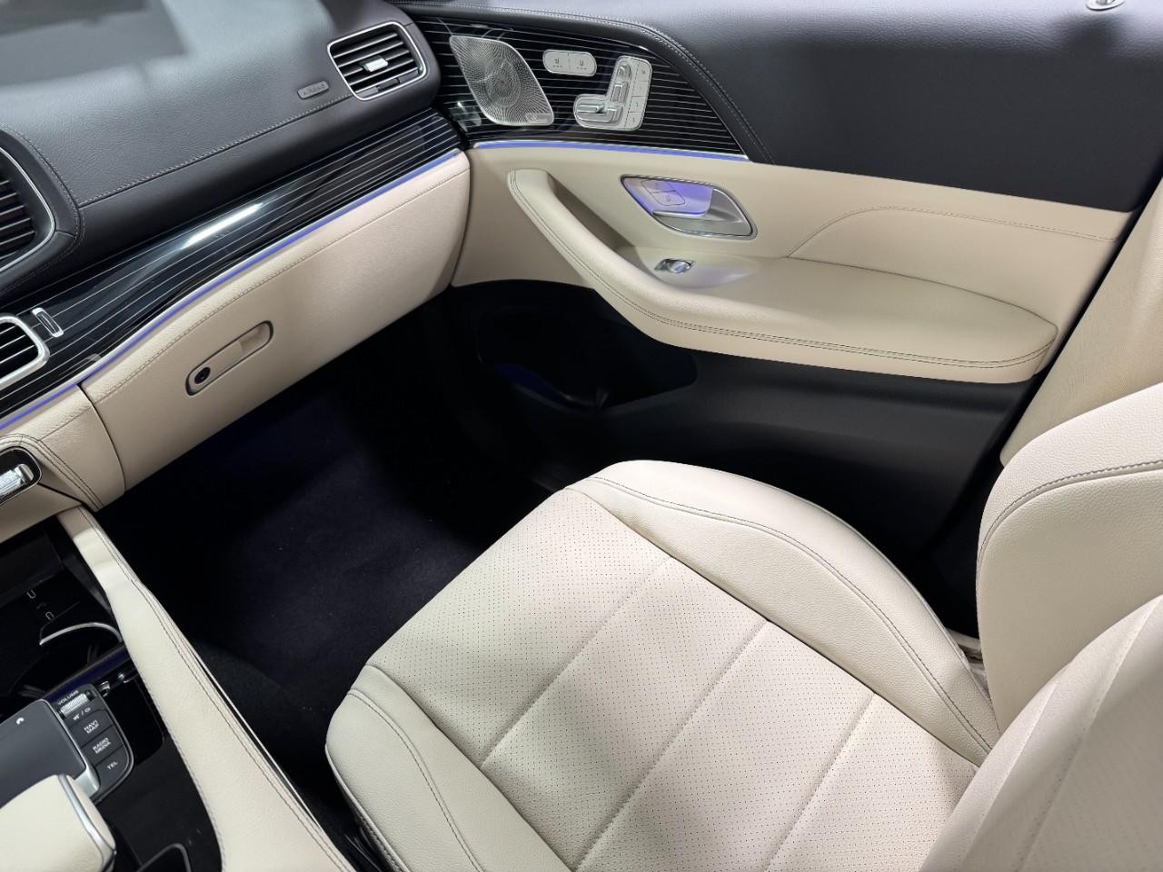 Mercedes-Benz GLE Vehicle Full-screen Gallery Image 17