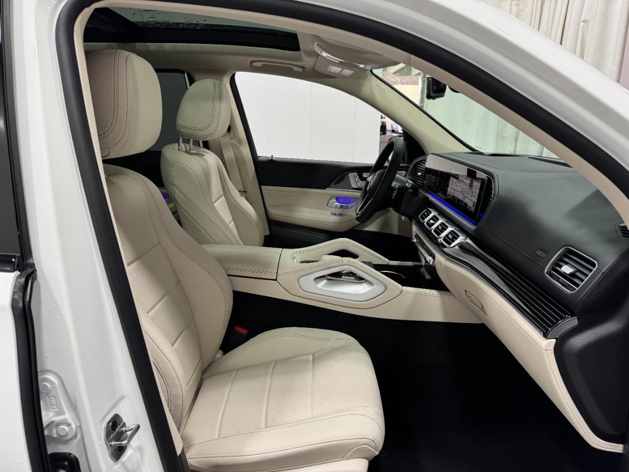 Mercedes-Benz GLE Vehicle Full-screen Gallery Image 18