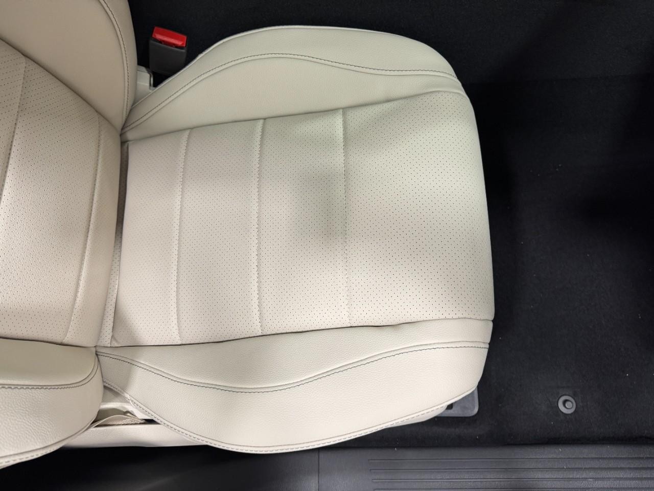 Mercedes-Benz GLE Vehicle Full-screen Gallery Image 19