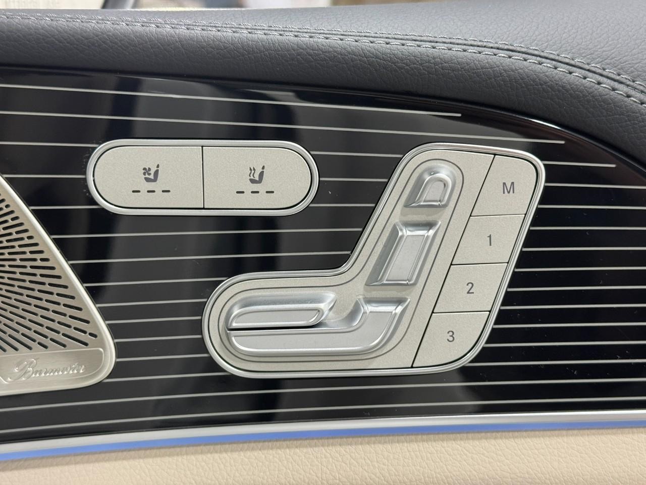 Mercedes-Benz GLE Vehicle Full-screen Gallery Image 21