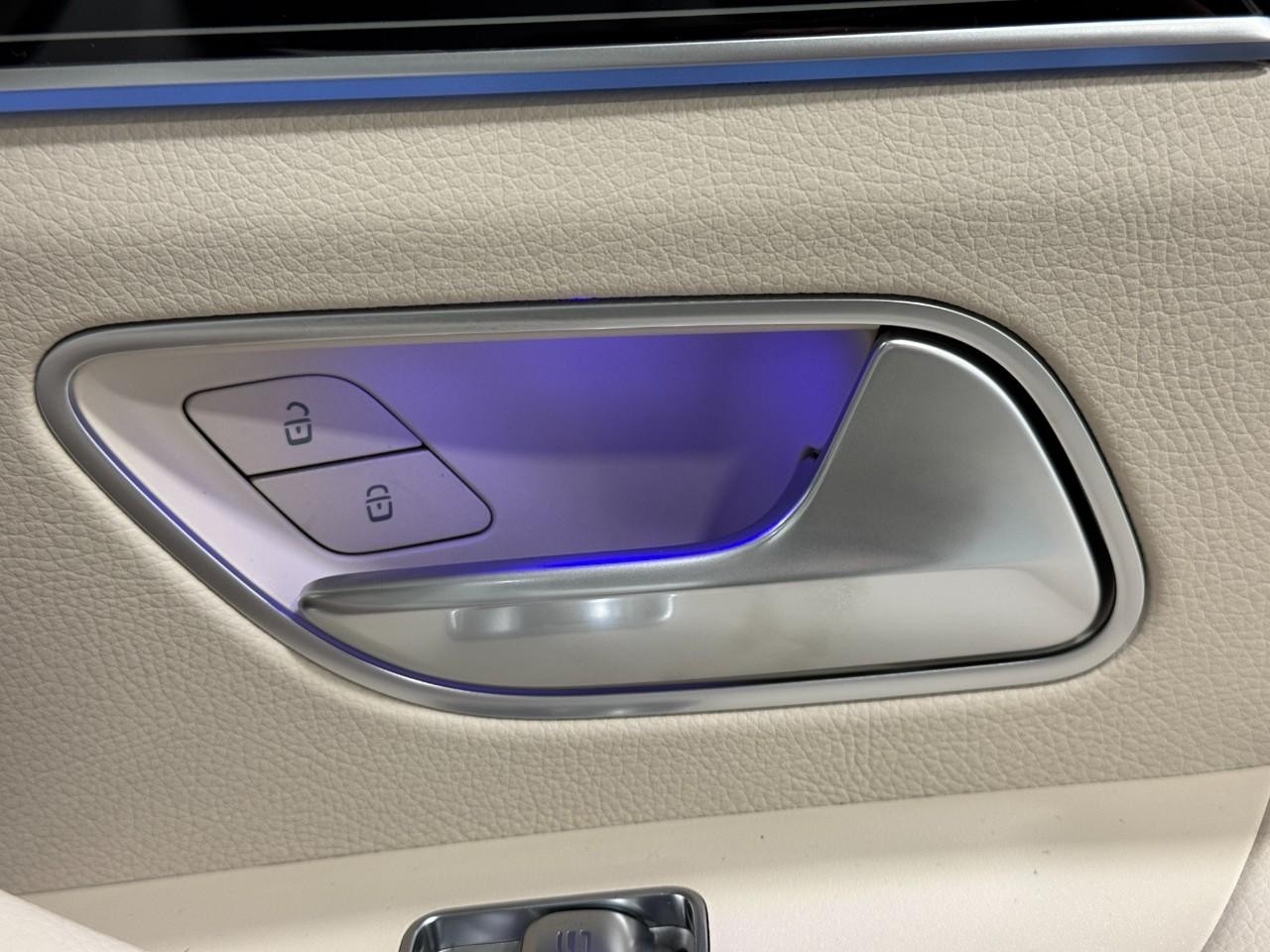 Mercedes-Benz GLE Vehicle Full-screen Gallery Image 22