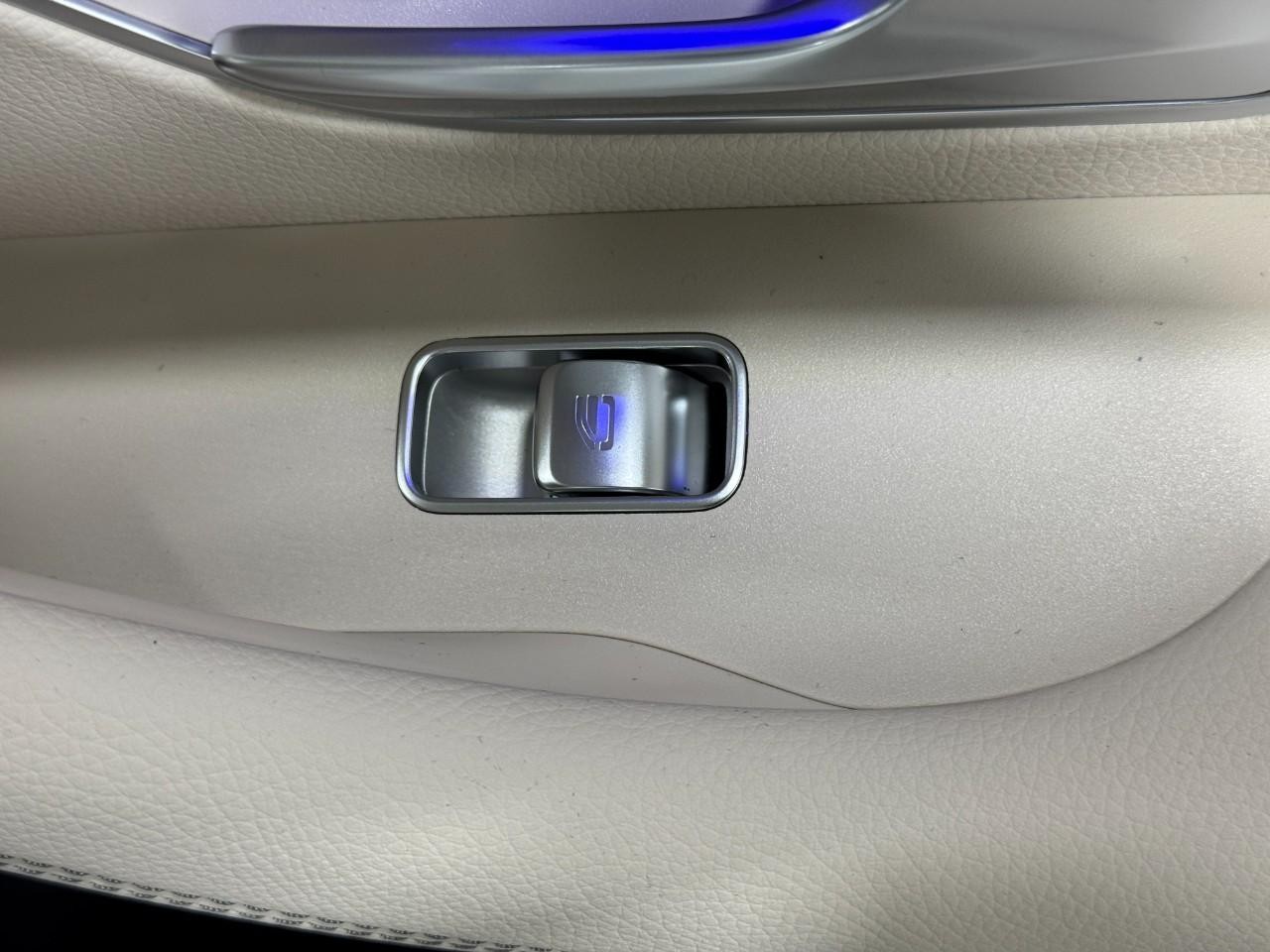 Mercedes-Benz GLE Vehicle Full-screen Gallery Image 23