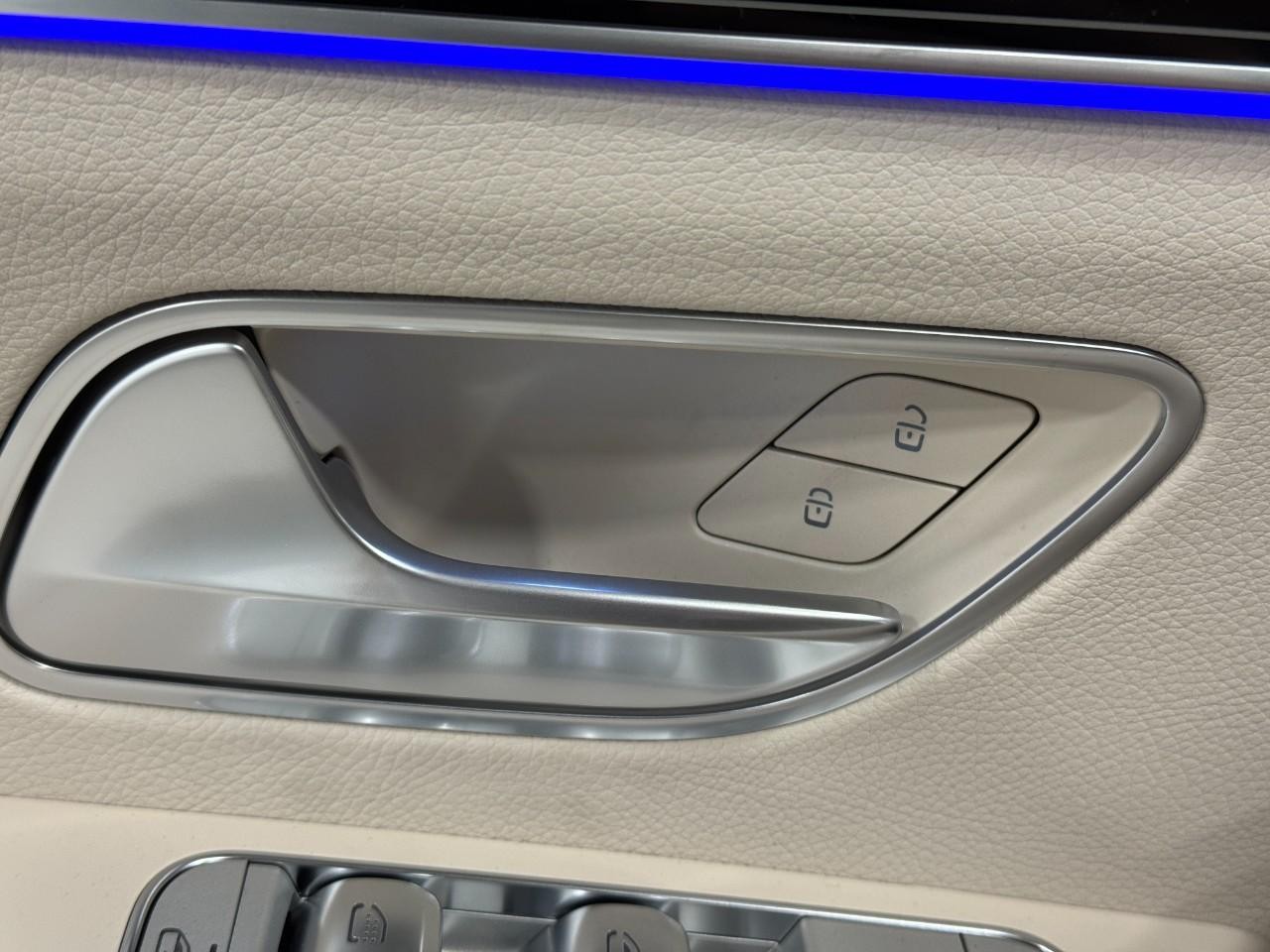 Mercedes-Benz GLE Vehicle Full-screen Gallery Image 26