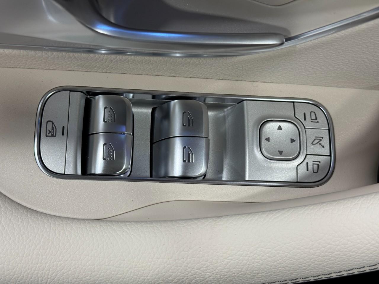 Mercedes-Benz GLE Vehicle Full-screen Gallery Image 27