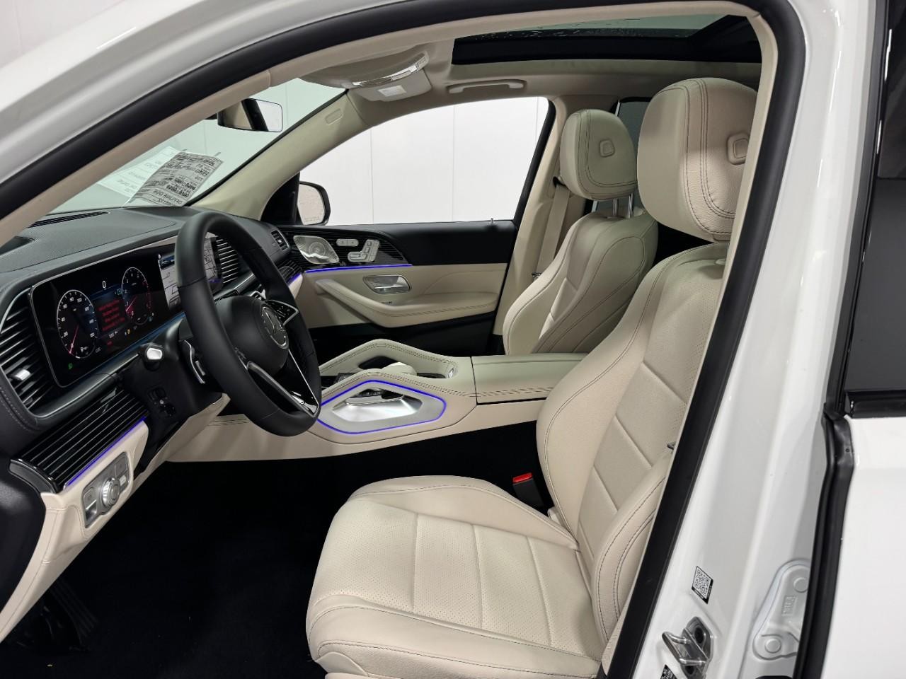 Mercedes-Benz GLE Vehicle Full-screen Gallery Image 29