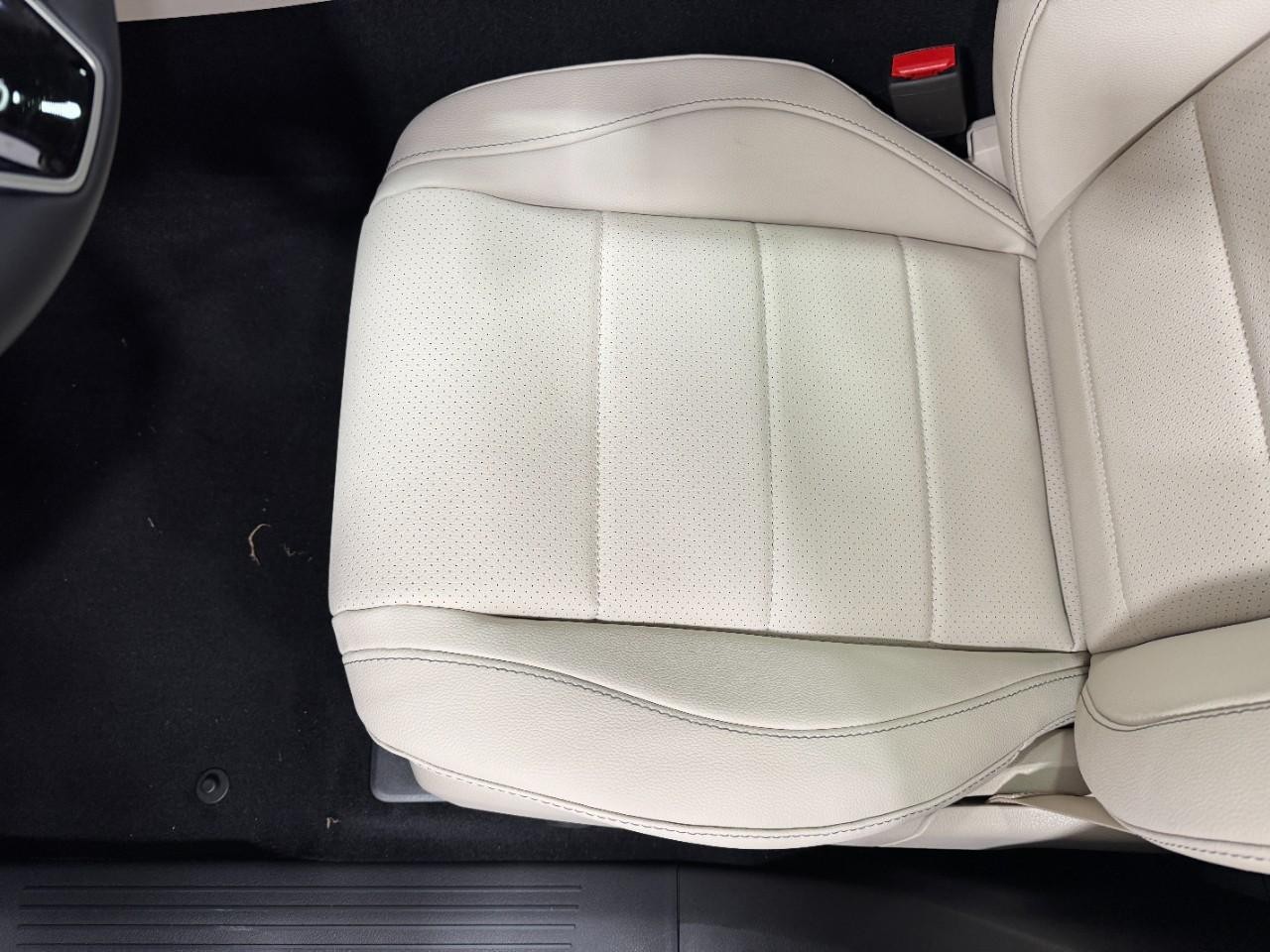 Mercedes-Benz GLE Vehicle Full-screen Gallery Image 30