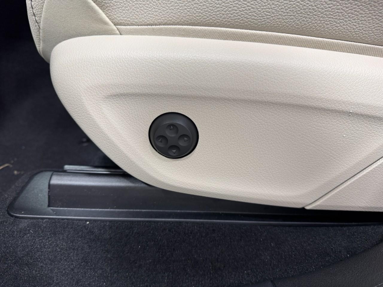 Mercedes-Benz GLE Vehicle Full-screen Gallery Image 31