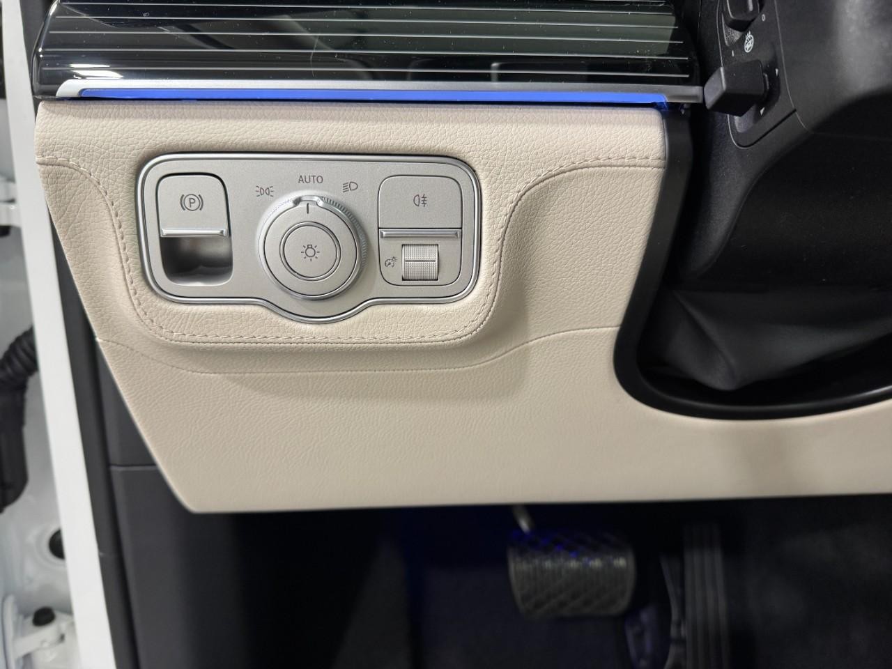 Mercedes-Benz GLE Vehicle Full-screen Gallery Image 32