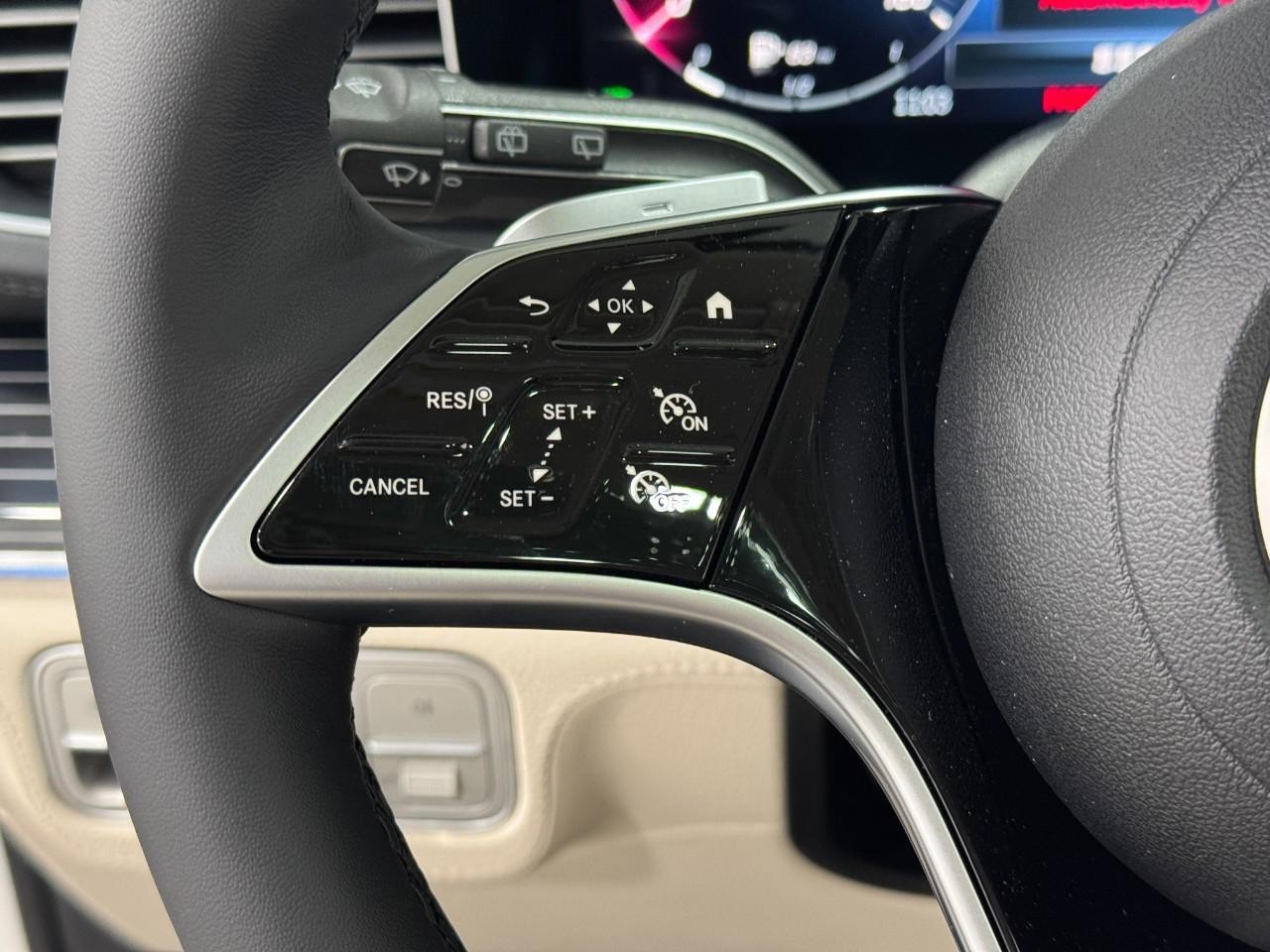 Mercedes-Benz GLE Vehicle Full-screen Gallery Image 33