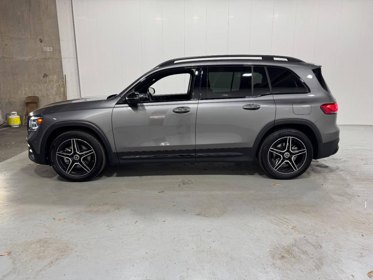 Mercedes-Benz GLB Vehicle Full-screen Gallery Image 2