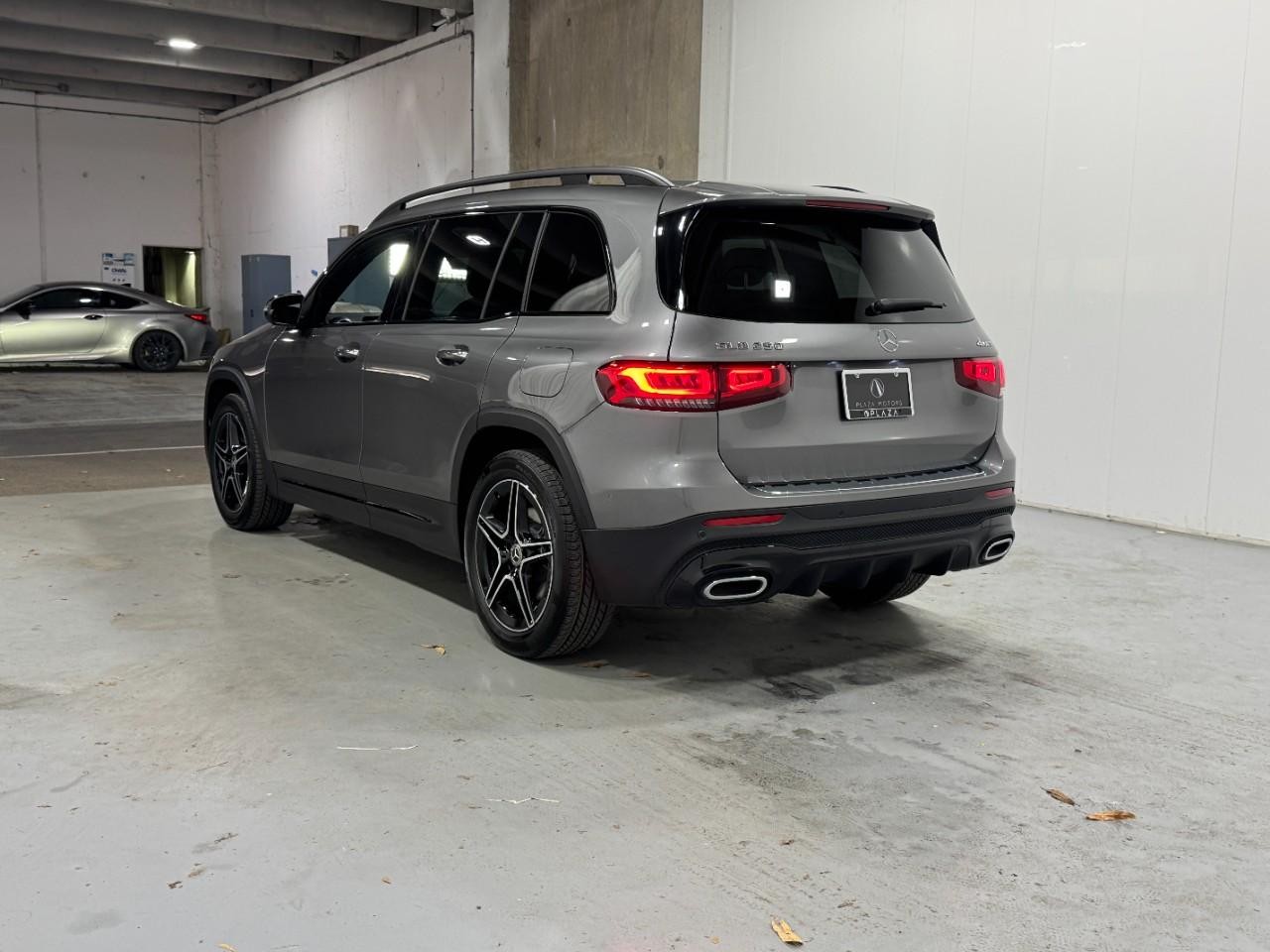 Mercedes-Benz GLB Vehicle Full-screen Gallery Image 3