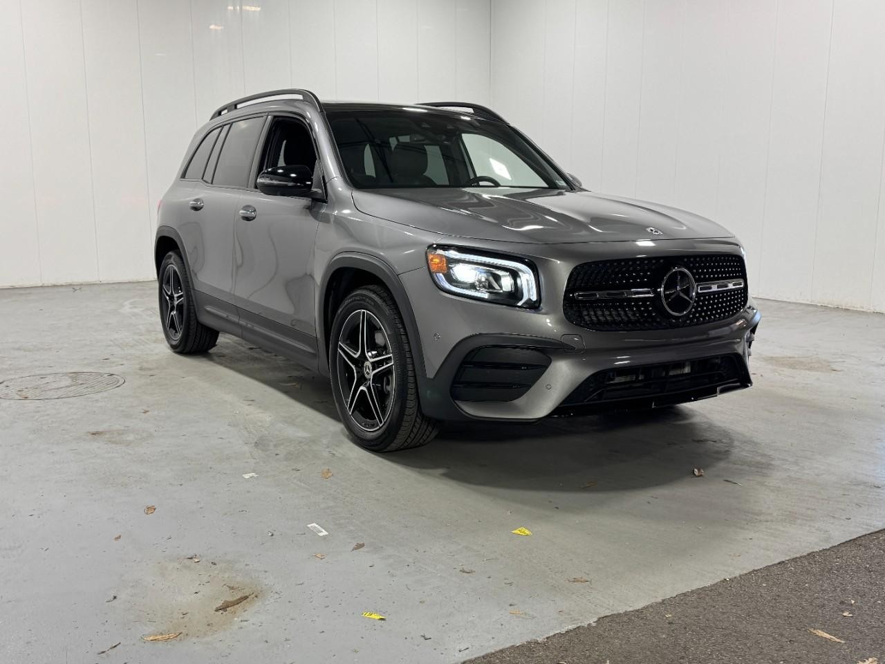 Mercedes-Benz GLB Vehicle Full-screen Gallery Image 6