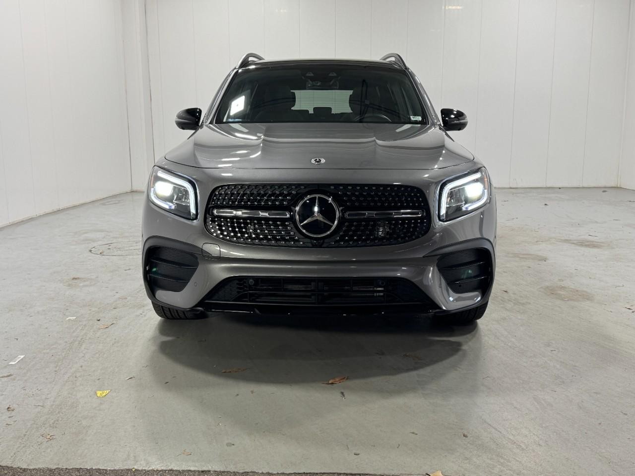 Mercedes-Benz GLB Vehicle Full-screen Gallery Image 7