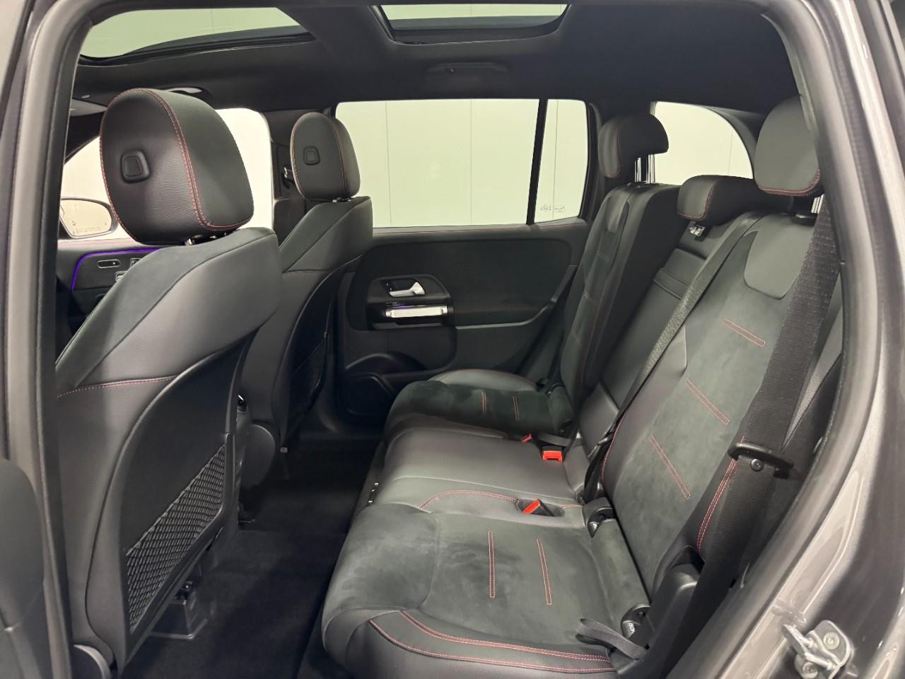 Mercedes-Benz GLB Vehicle Full-screen Gallery Image 8