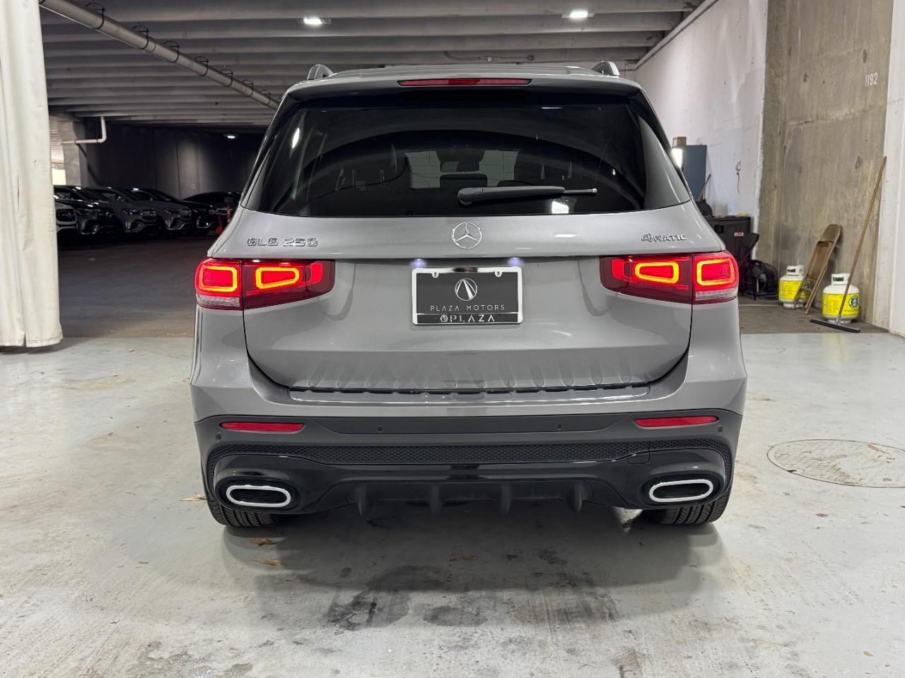 Mercedes-Benz GLB Vehicle Full-screen Gallery Image 9