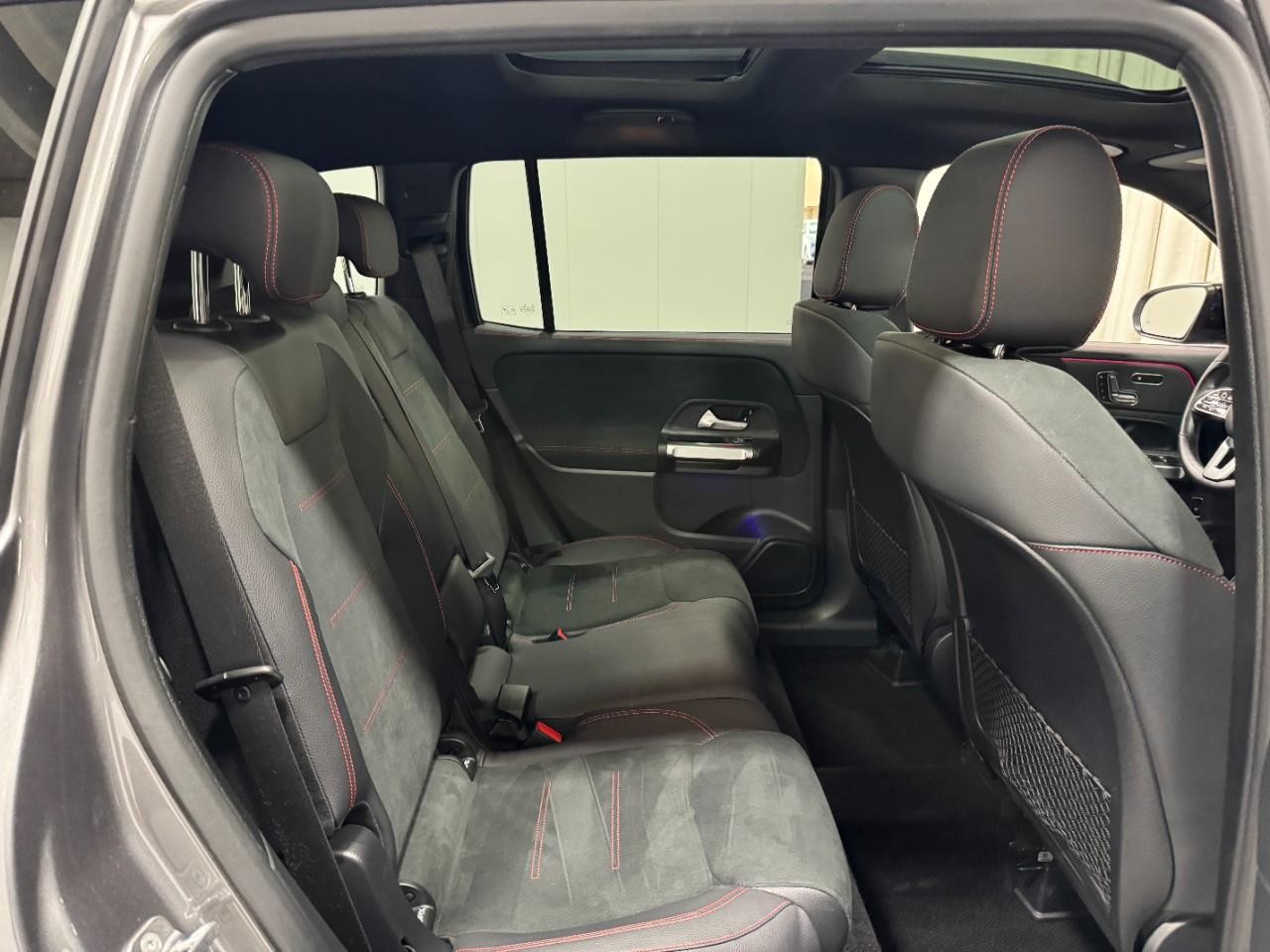 Mercedes-Benz GLB Vehicle Full-screen Gallery Image 10