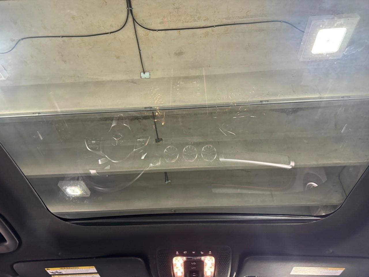 Mercedes-Benz GLB Vehicle Full-screen Gallery Image 11