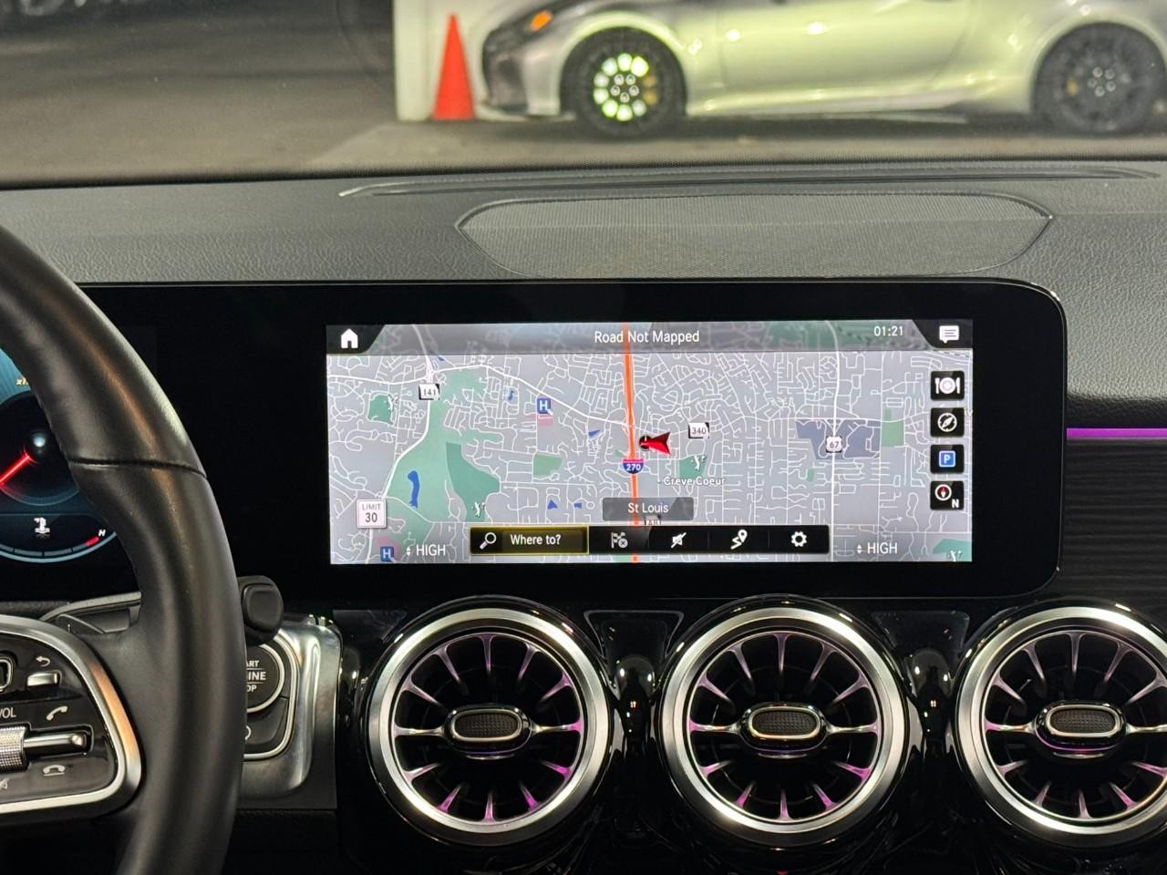 Mercedes-Benz GLB Vehicle Full-screen Gallery Image 14