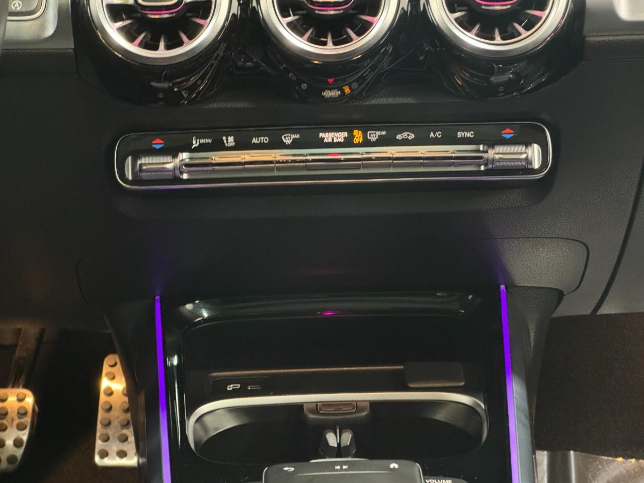 Mercedes-Benz GLB Vehicle Full-screen Gallery Image 15