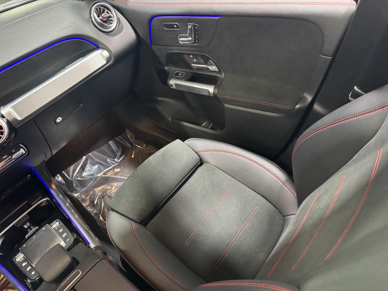 Mercedes-Benz GLB Vehicle Full-screen Gallery Image 16