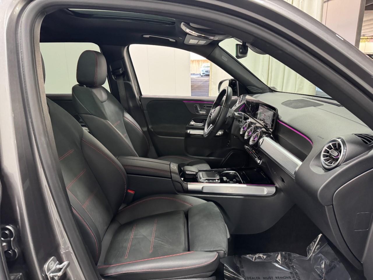 Mercedes-Benz GLB Vehicle Full-screen Gallery Image 17