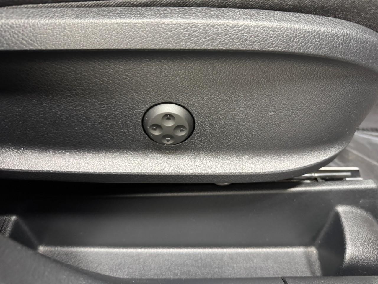 Mercedes-Benz GLB Vehicle Full-screen Gallery Image 19