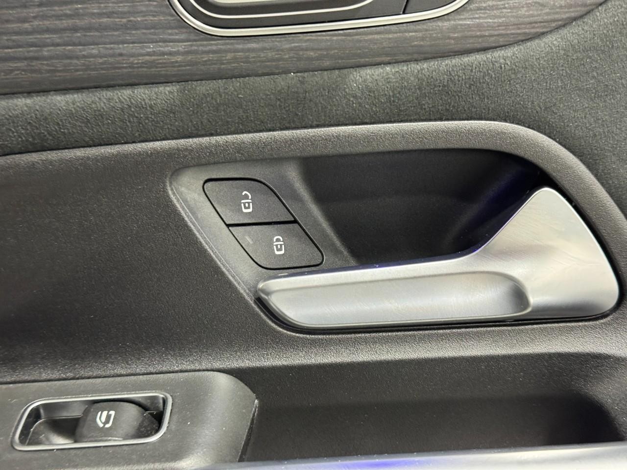 Mercedes-Benz GLB Vehicle Full-screen Gallery Image 21