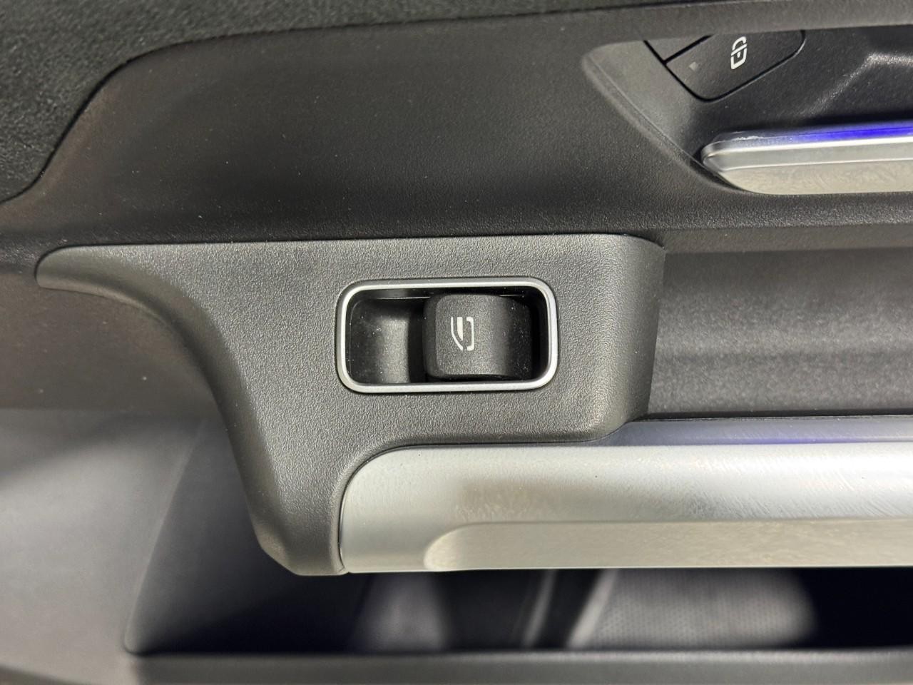 Mercedes-Benz GLB Vehicle Full-screen Gallery Image 22