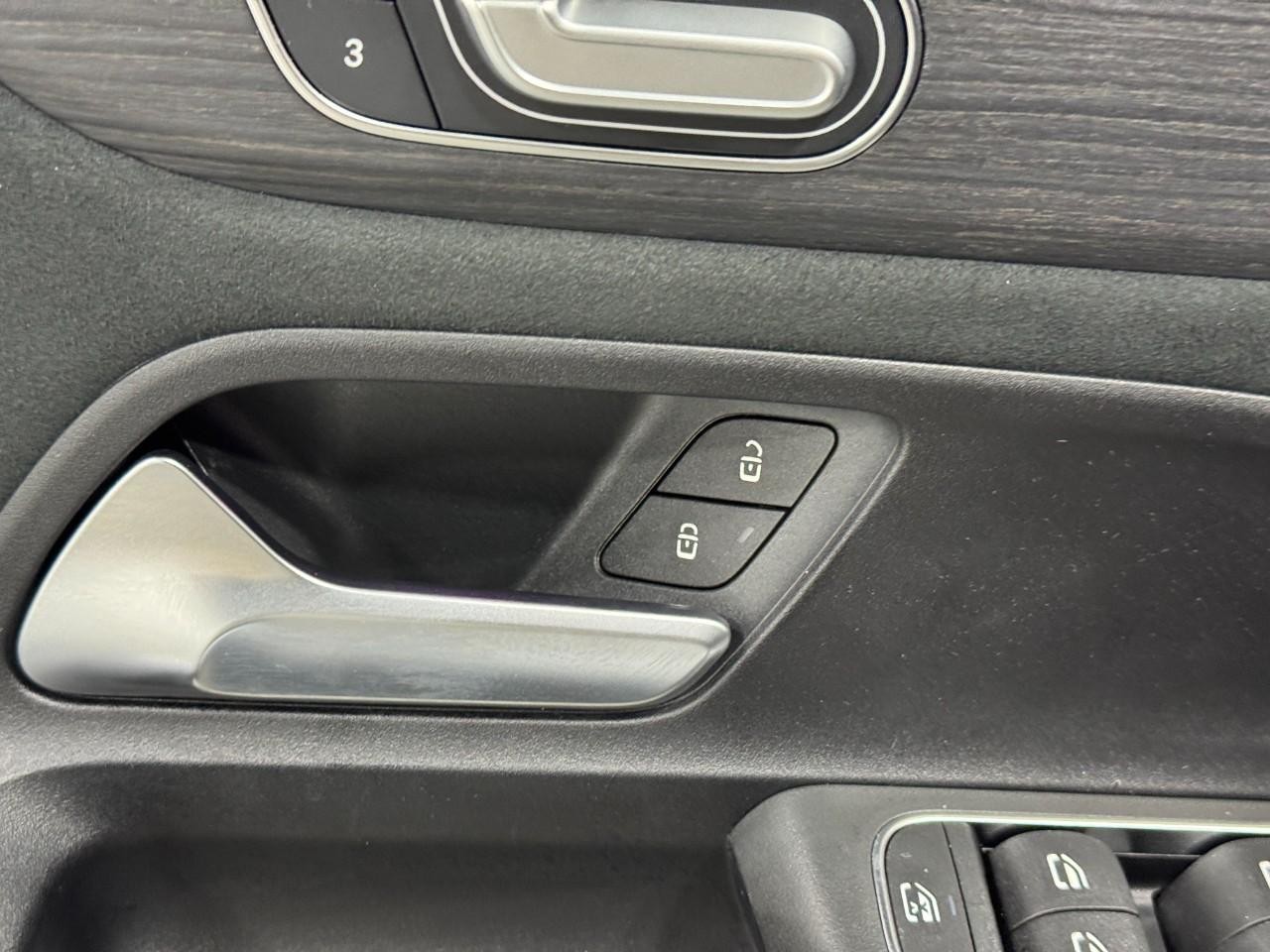 Mercedes-Benz GLB Vehicle Full-screen Gallery Image 24