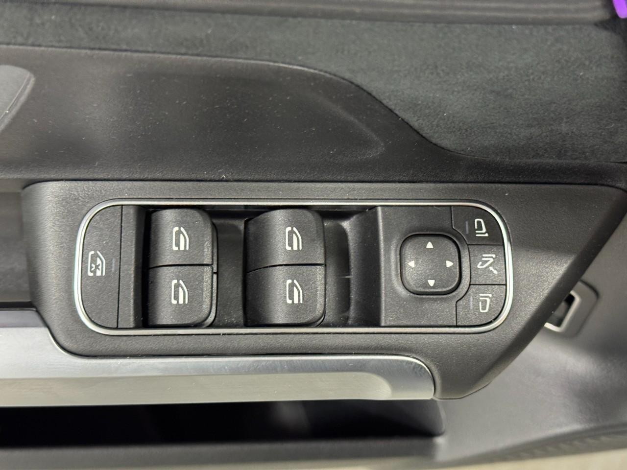 Mercedes-Benz GLB Vehicle Full-screen Gallery Image 25