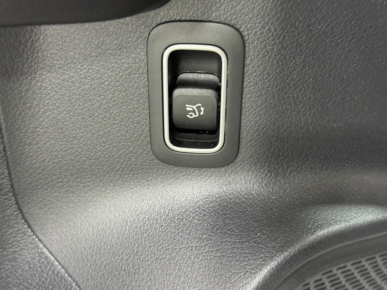 Mercedes-Benz GLB Vehicle Full-screen Gallery Image 26