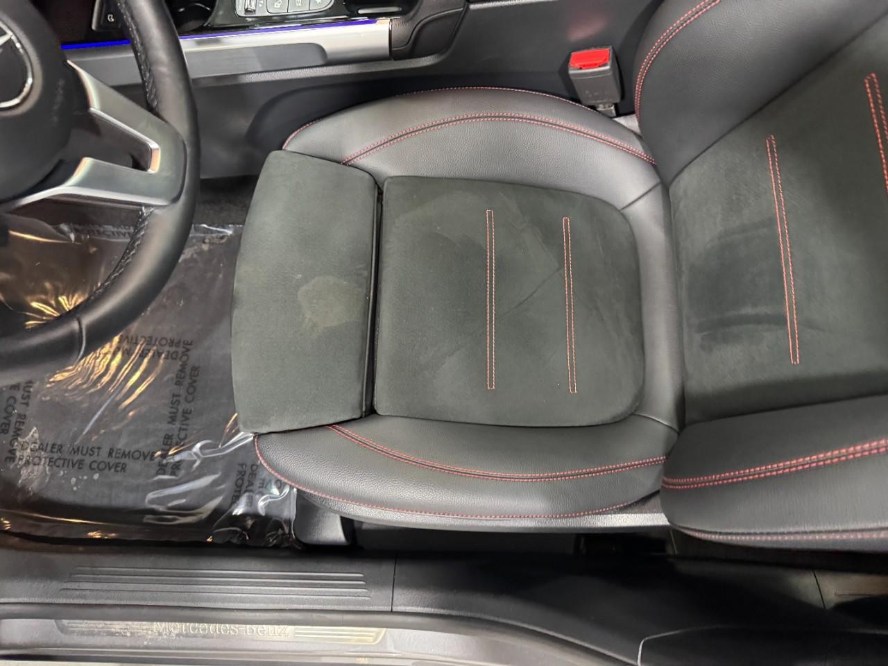 Mercedes-Benz GLB Vehicle Full-screen Gallery Image 28