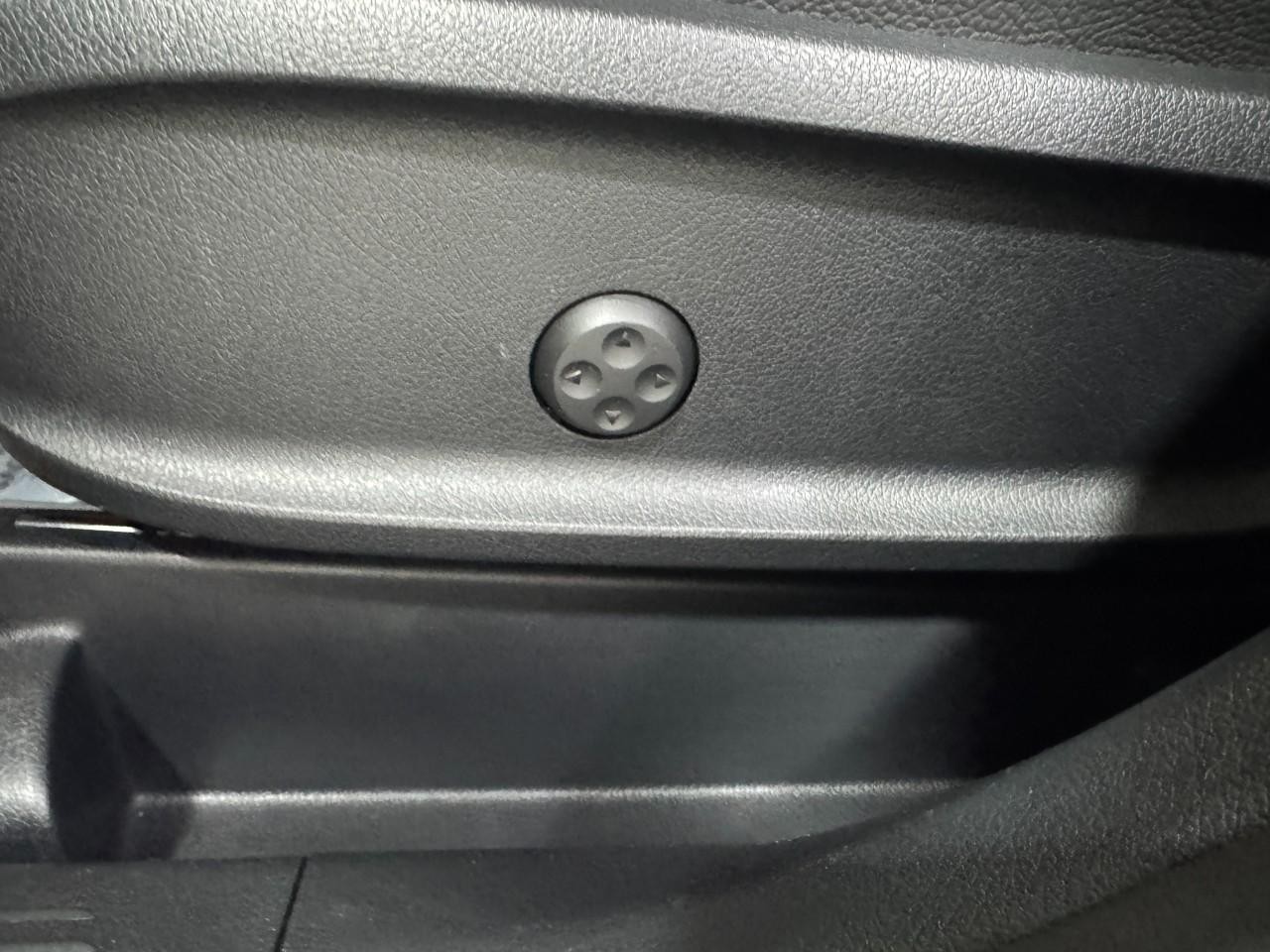 Mercedes-Benz GLB Vehicle Full-screen Gallery Image 29