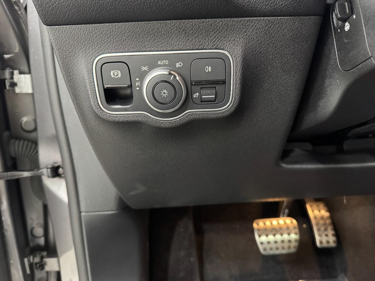 Mercedes-Benz GLB Vehicle Full-screen Gallery Image 30