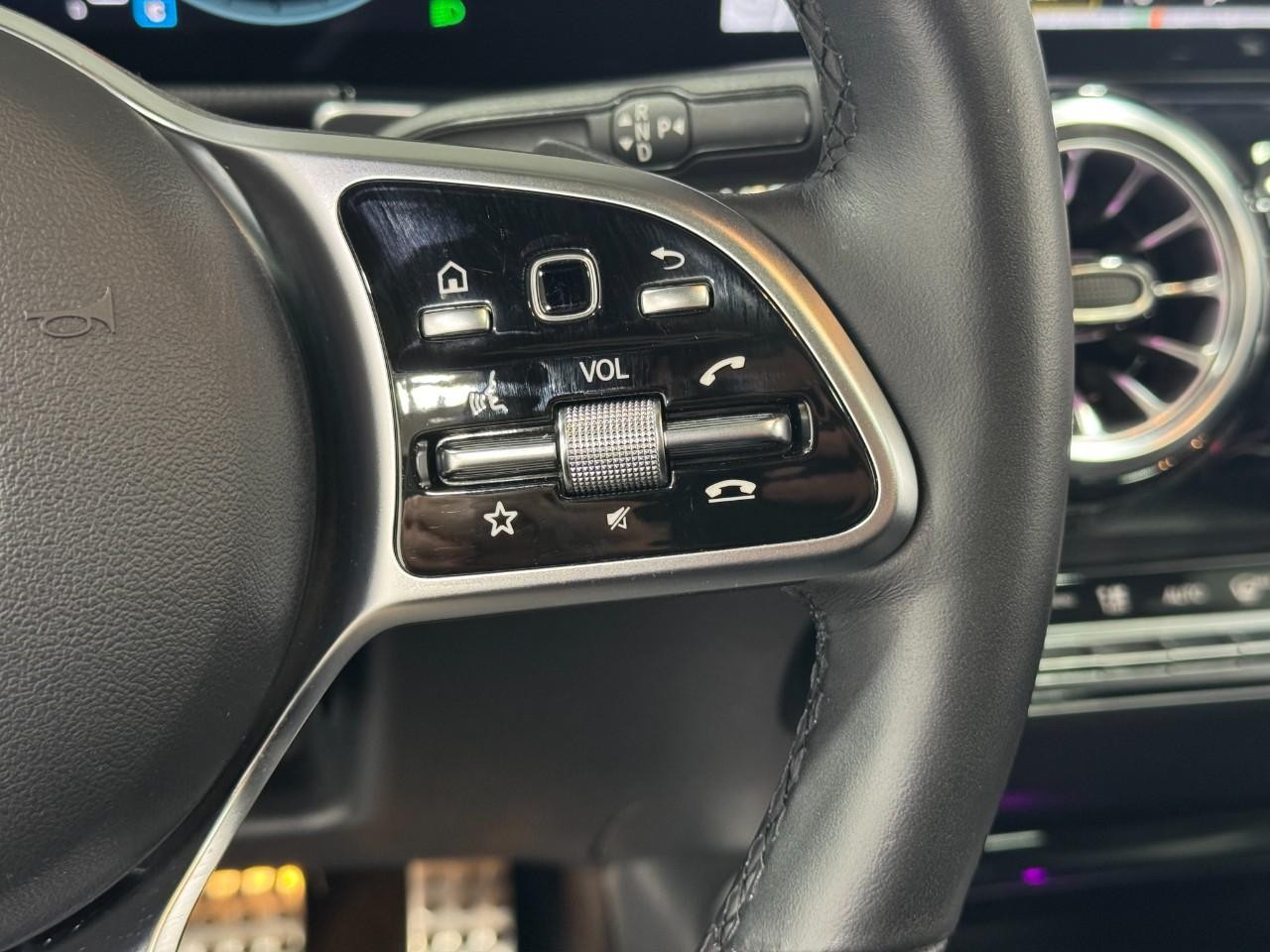 Mercedes-Benz GLB Vehicle Full-screen Gallery Image 32