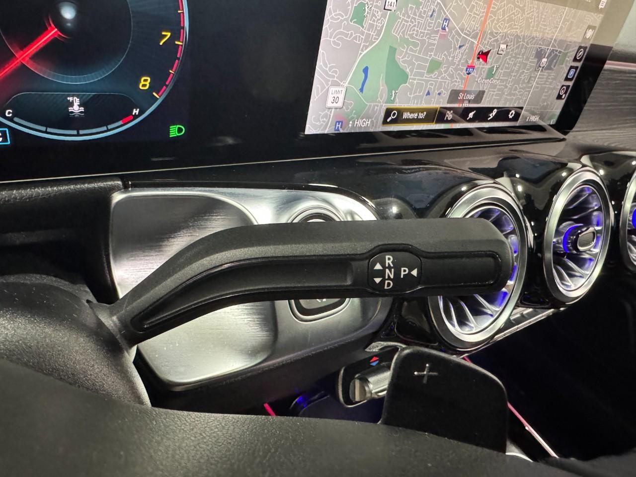 Mercedes-Benz GLB Vehicle Full-screen Gallery Image 34