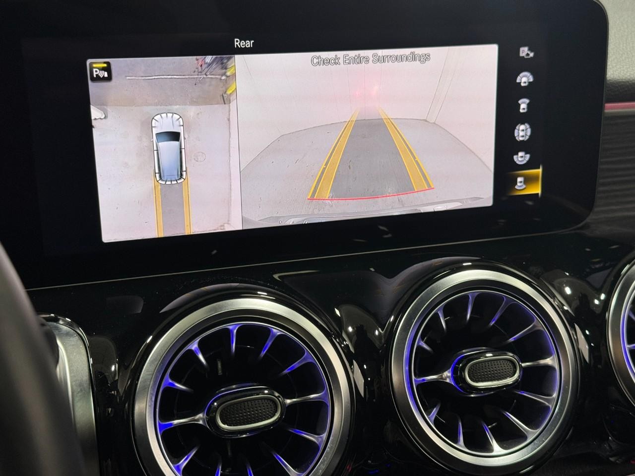 Mercedes-Benz GLB Vehicle Full-screen Gallery Image 35