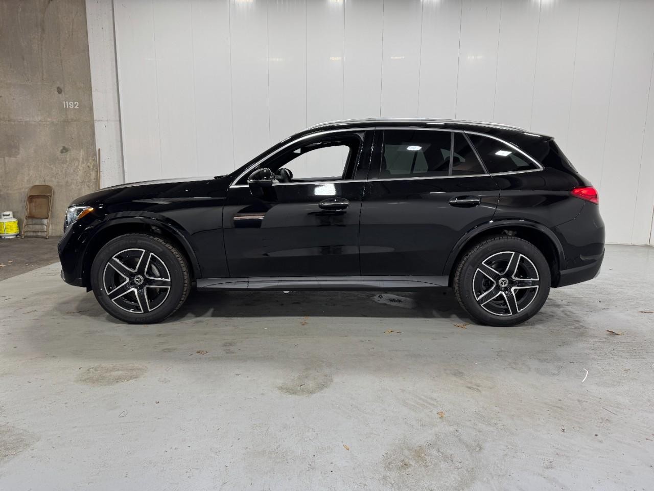 Mercedes-Benz GLC Vehicle Full-screen Gallery Image 2