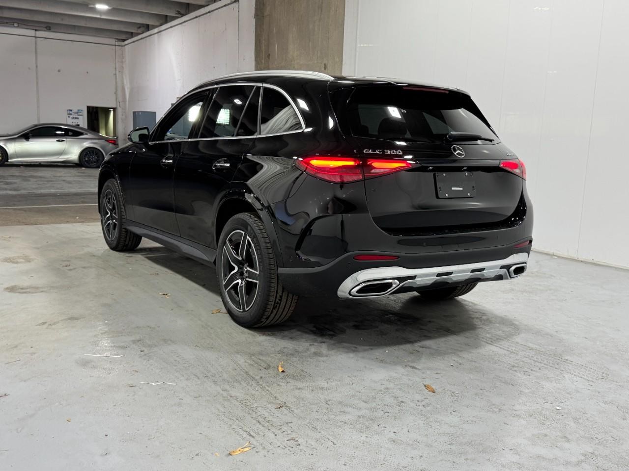 Mercedes-Benz GLC Vehicle Full-screen Gallery Image 3