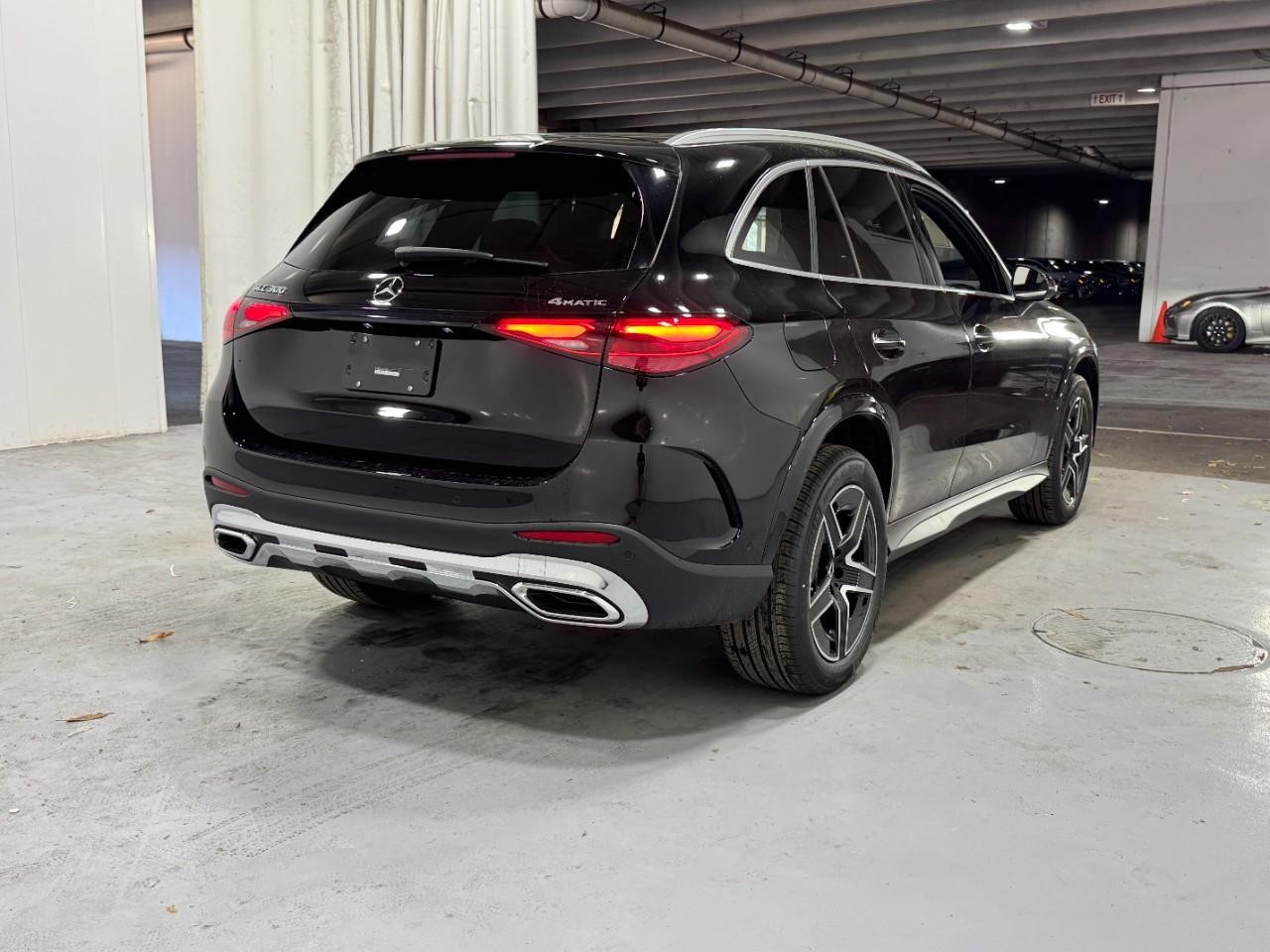 Mercedes-Benz GLC Vehicle Full-screen Gallery Image 4