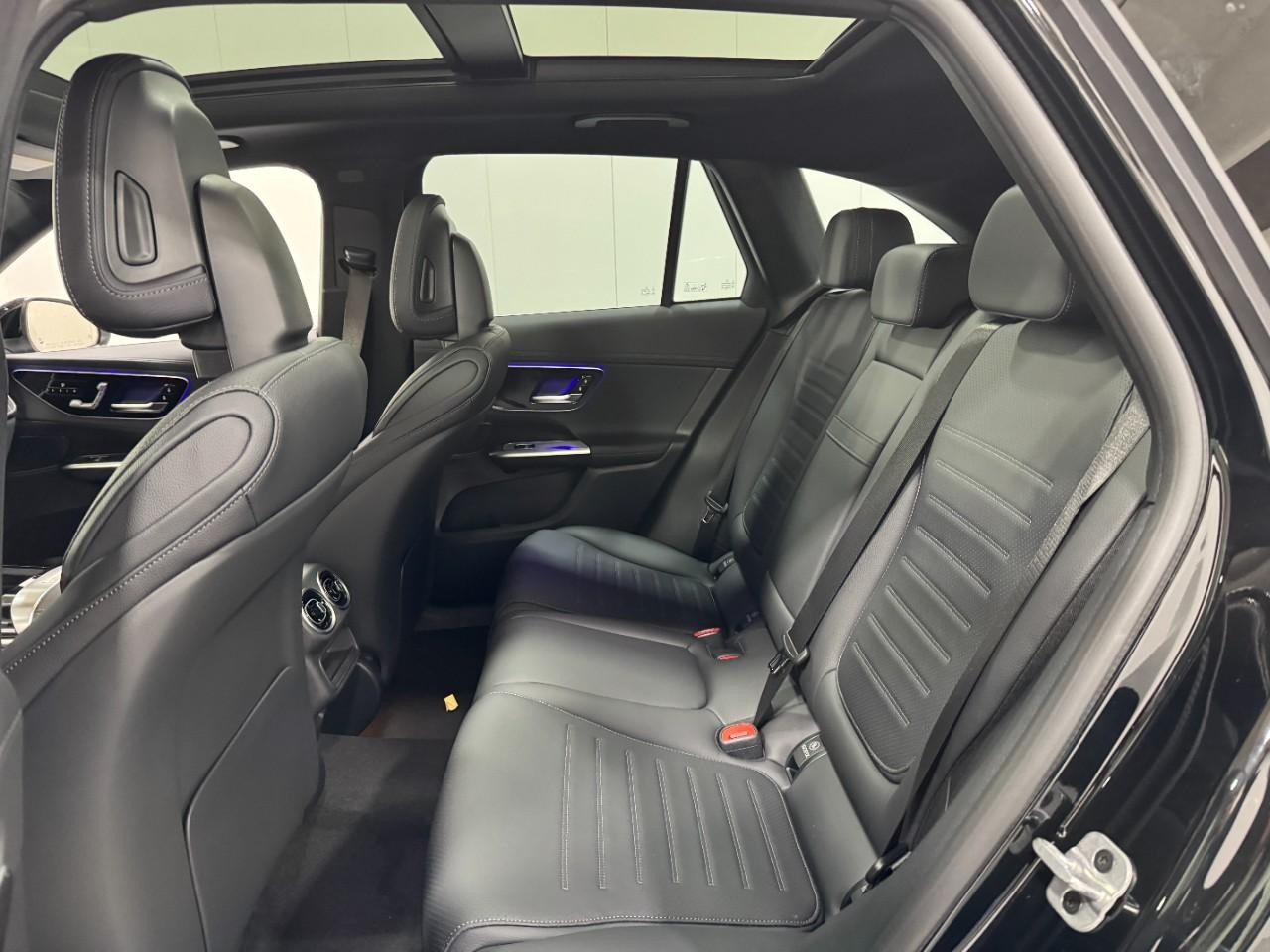 Mercedes-Benz GLC Vehicle Full-screen Gallery Image 8