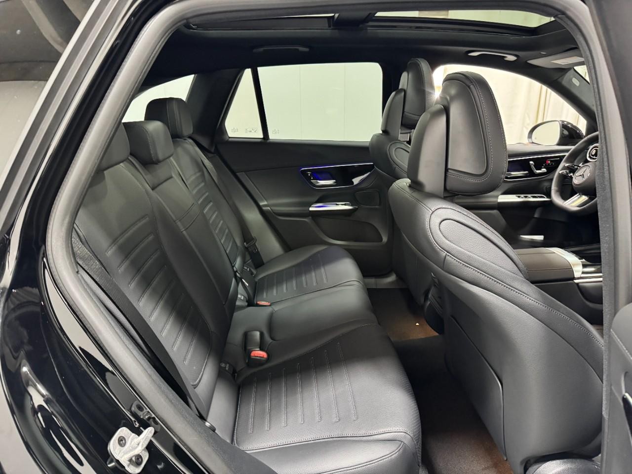 Mercedes-Benz GLC Vehicle Full-screen Gallery Image 10