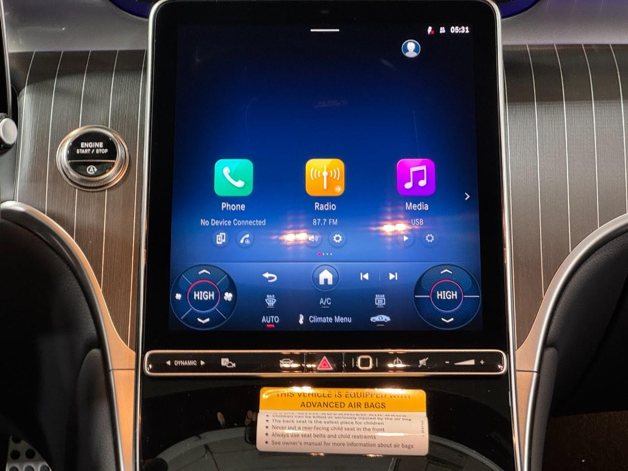 Mercedes-Benz GLC Vehicle Full-screen Gallery Image 14