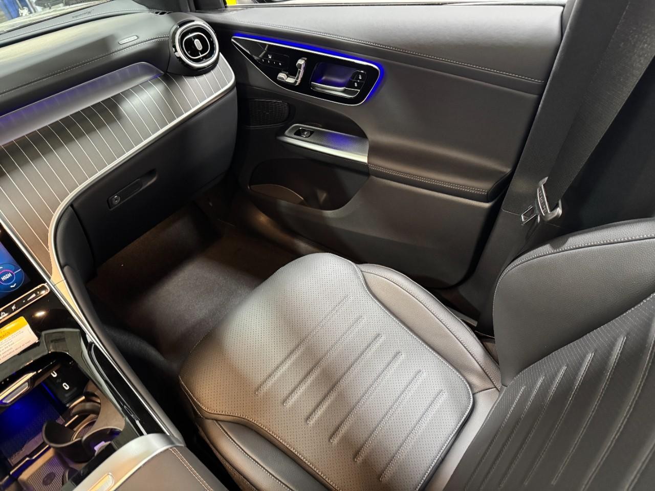 Mercedes-Benz GLC Vehicle Full-screen Gallery Image 15