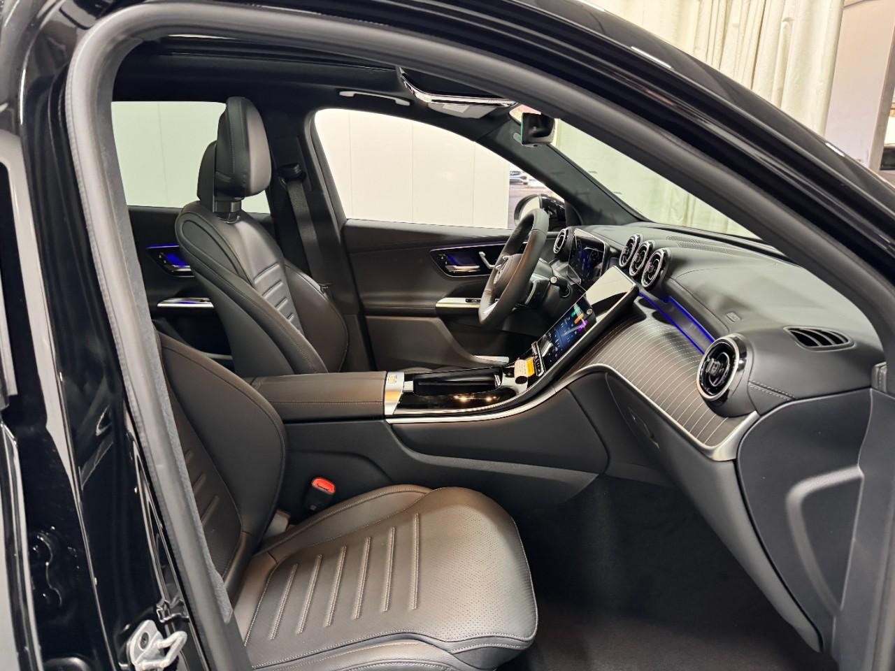 Mercedes-Benz GLC Vehicle Full-screen Gallery Image 16