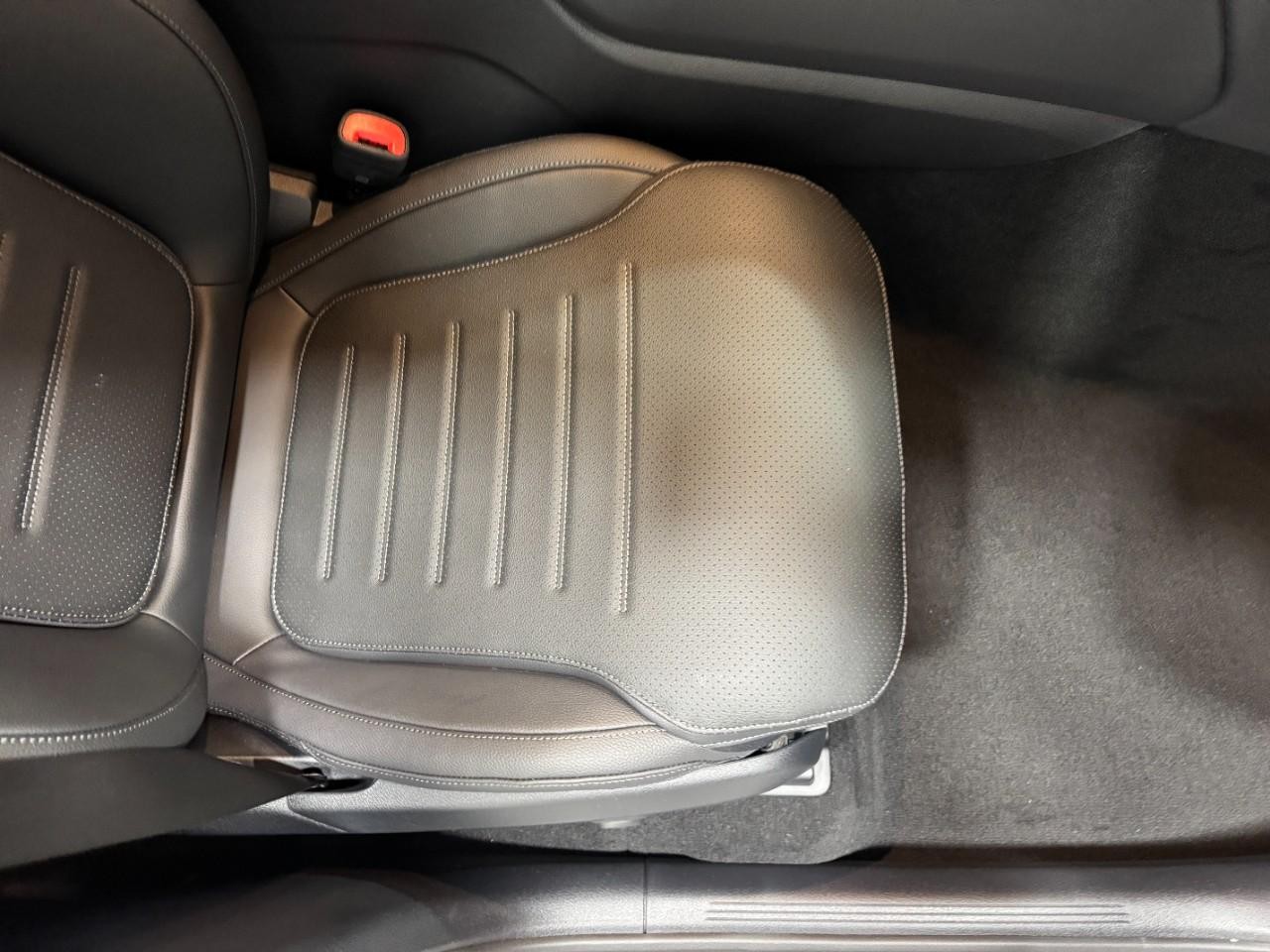 Mercedes-Benz GLC Vehicle Full-screen Gallery Image 17