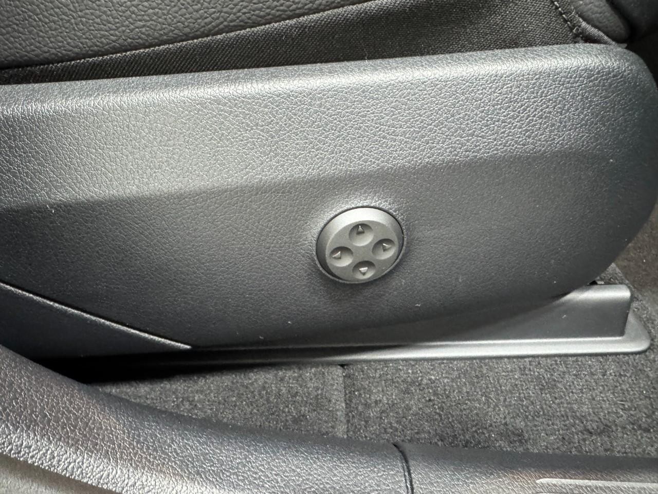 Mercedes-Benz GLC Vehicle Full-screen Gallery Image 18