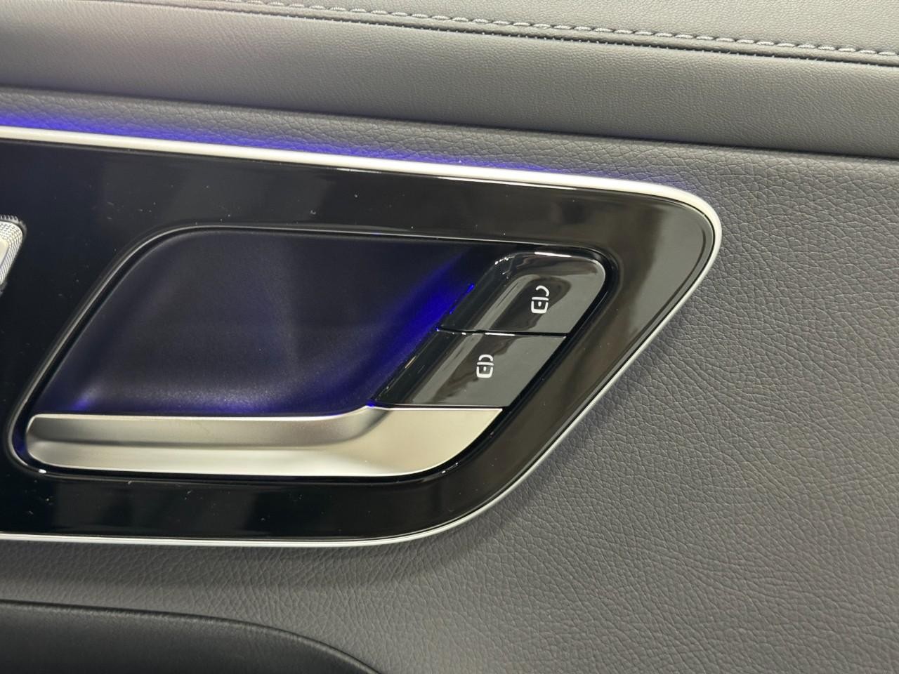 Mercedes-Benz GLC Vehicle Full-screen Gallery Image 20