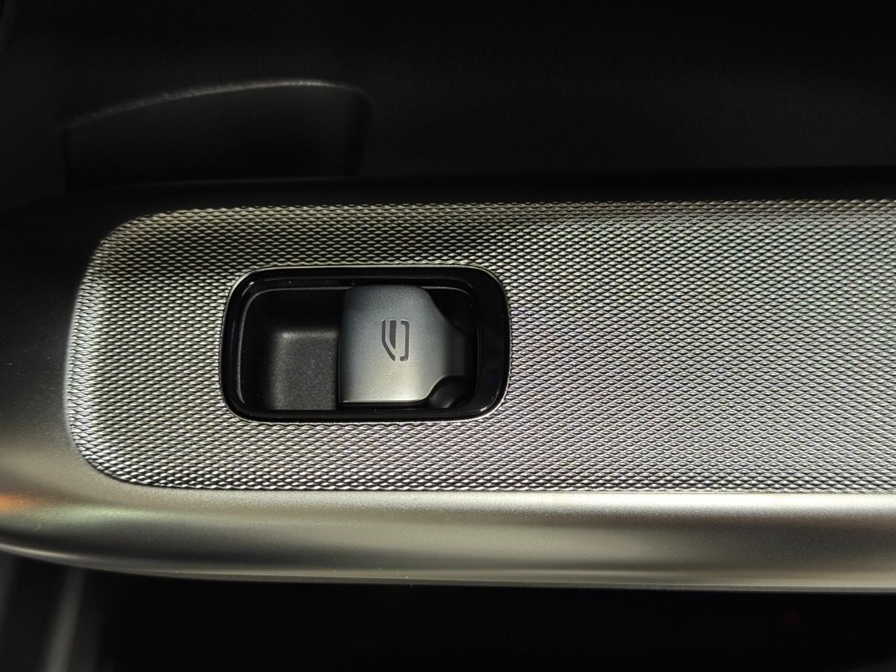 Mercedes-Benz GLC Vehicle Full-screen Gallery Image 21